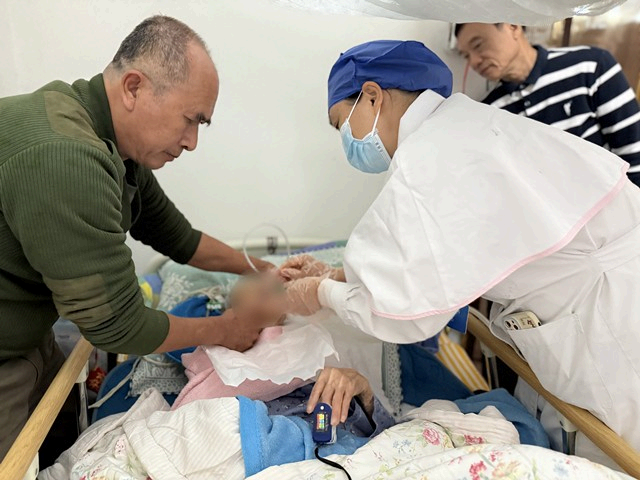 上门护理解“痰”忧,专业服务暖长者——我院“互联网+”护理服务获好评