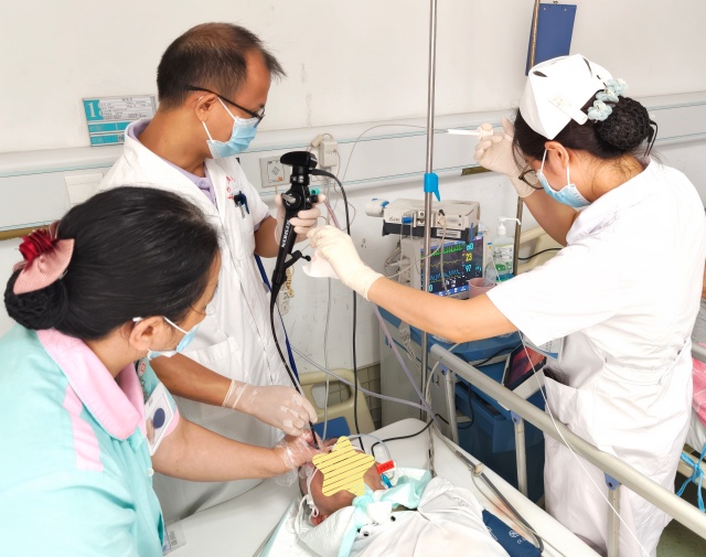 与死神竞速!我院内二科实施床旁纤维支气管镜手术取出气道血痂,成功抢救大咯血窒息患者